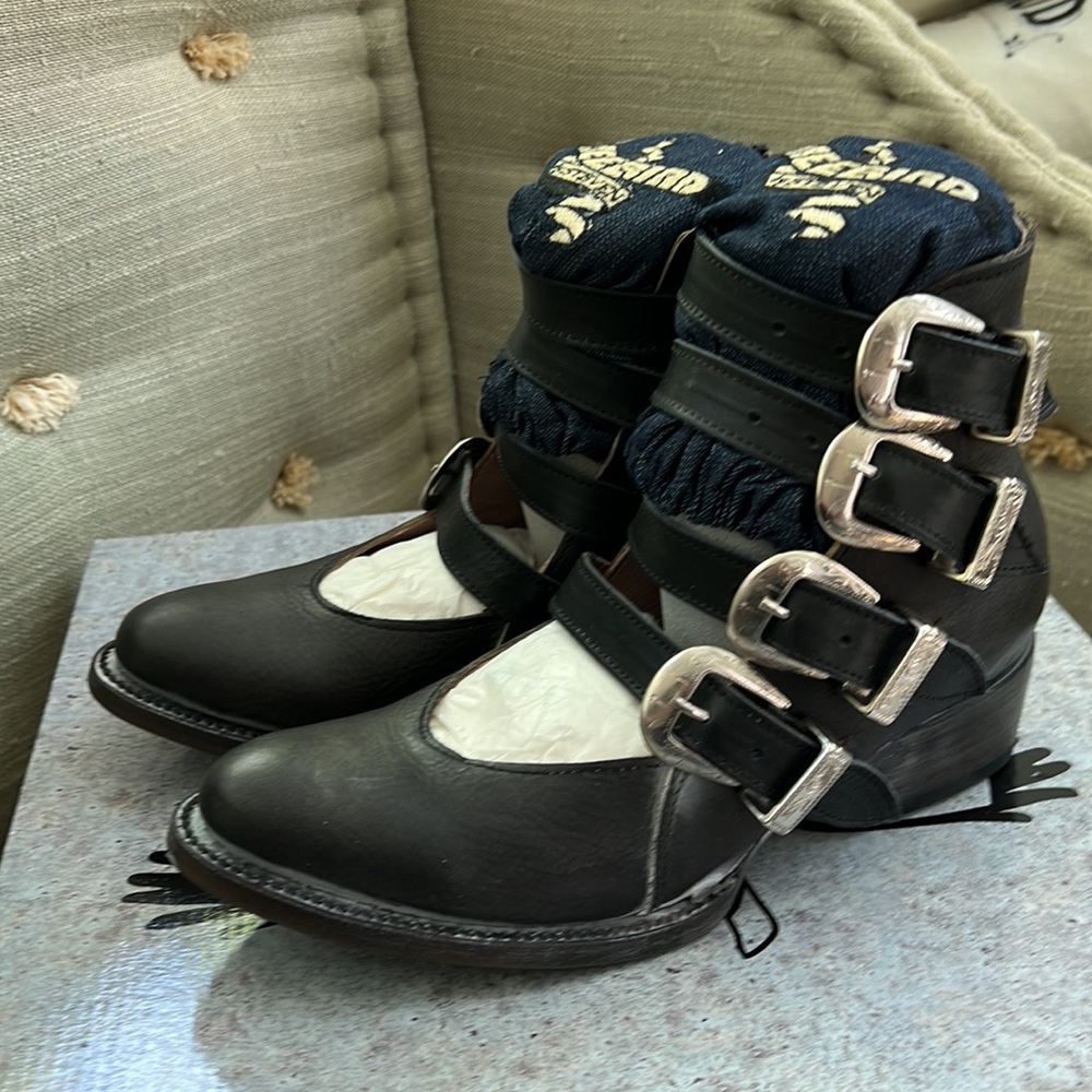 Freebird Scarlett Black. Size 7